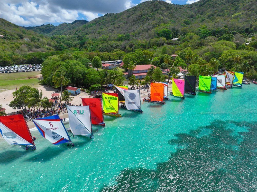 Le Tour des yoles rondes vu depuis la mer, la course que les sorties viennent suivre.
