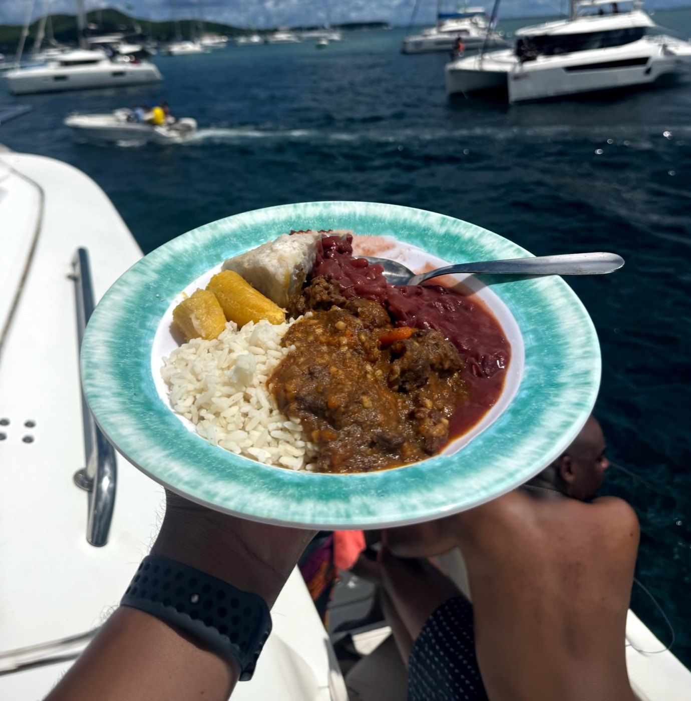Le repas du midi servi à bord, inclus dans la place vendue.
