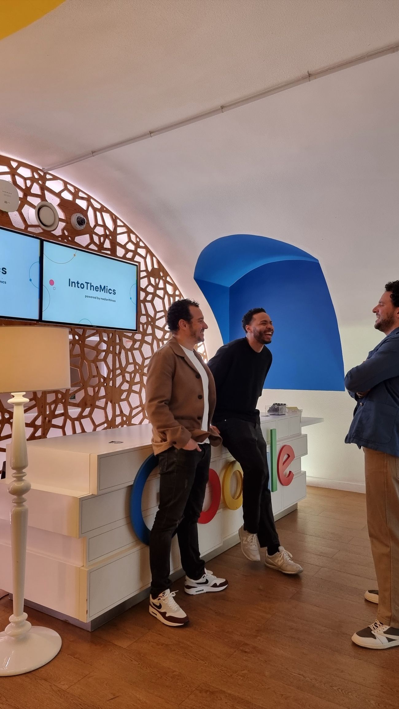 Swan Badol sur un salon professionnel, en discussion sur un stand.